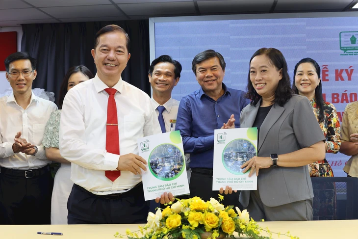 Trung tâm báo chí và Học viện Cán bộ TP.HCM ký kết phối hợp đào tạo, nghiên cứu - Ảnh 1. Trung tâm báo chí và Học viện Cán bộ TP.HCM ký kết phối hợp đào tạo, nghiên cứu - Ảnh 1.