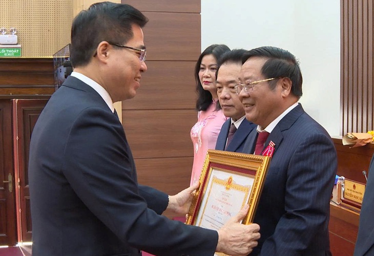Nguyên Chủ tịch UBND tỉnh Kon Tum Lê Ngọc Tuấn được trao Huân chương Lao động hạng Nhất - Ảnh 1.