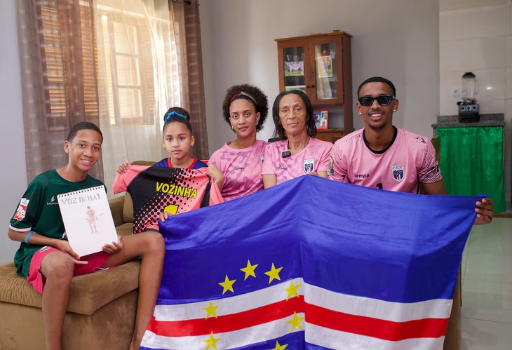 Nghị sĩ Mỹ hỗ trợ mẹ thủ thành Vozinha đến xem con trai ở World Cup - Ảnh 1.