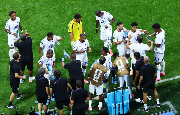 Giờ nghỉ uống nước ở World Cup 2026: Tốt cho cầu thủ hay... các đài truyền hình? - Ảnh 1.