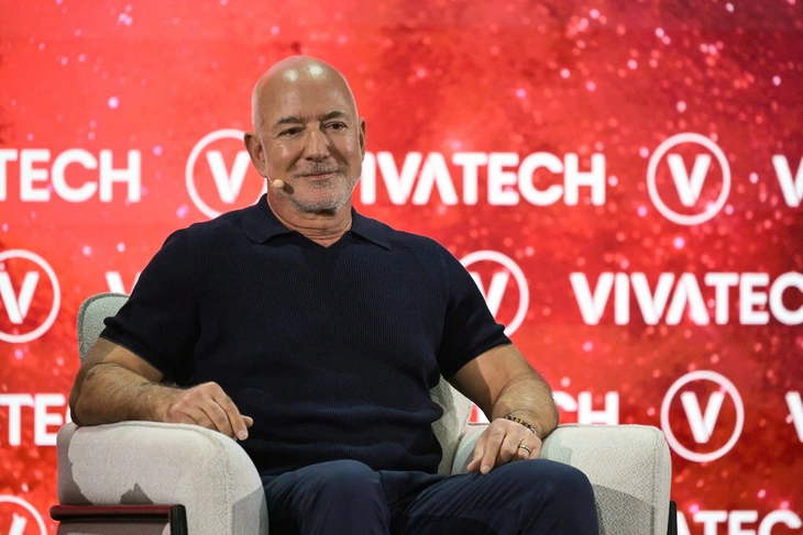 Tỉ phú Jeff Bezos: AI sẽ gây thiếu hụt lao động chứ không thay thế con người - Ảnh 1.