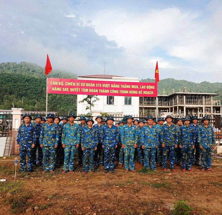 Bộ đội Quân chủng Phòng không - Không quân thần tốc xây trường nội trú biên giới Đà Nẵng - Ảnh 1.