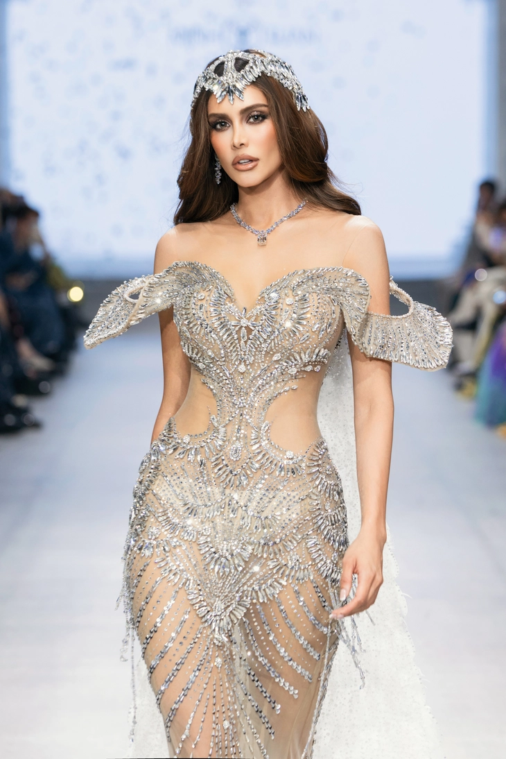 Vanessa Pulgarín hóa ‘nữ thần ánh sáng’ trong show diễn của Nguyễn Minh Tuấn - Ảnh 1. Vanessa Pulgarín hóa ‘nữ thần ánh sáng’ trong show diễn của Nguyễn Minh Tuấn - Ảnh 1.