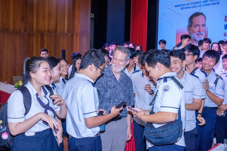 Chủ tịch Hội Vật lý Mỹ nói chuyện với học sinh Gia Lai, Đắk Lắk - Ảnh 1.