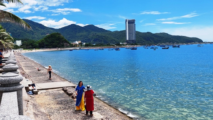 Chủ tịch phường Bắc Nha Trang kết luận về cấp giấy tờ đất cho dân - Ảnh 1.