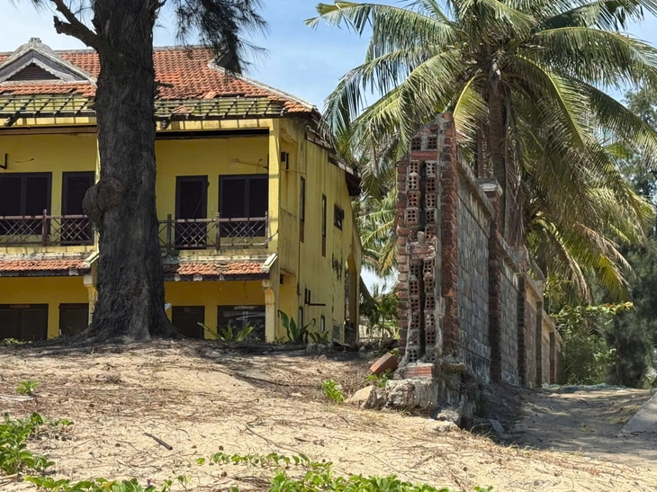 Chính quyền Hội An kiểm tra vụ đá, gạch lởm chởm trên bãi biển, bác thông tin đơn vị thi công đổ xà bần - Ảnh 1.