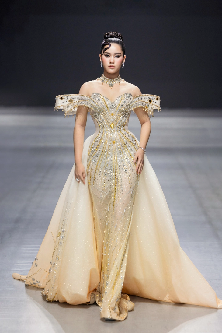 Vanessa Pulgarín hóa ‘nữ thần ánh sáng’ trong show diễn của Nguyễn Minh Tuấn - Ảnh 2. Vanessa Pulgarín hóa ‘nữ thần ánh sáng’ trong show diễn của Nguyễn Minh Tuấn - Ảnh 2.
