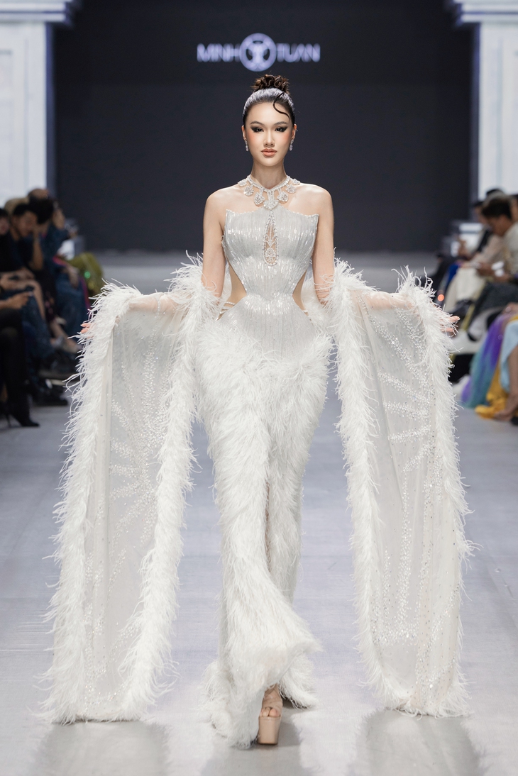 Vanessa Pulgarín hóa ‘nữ thần ánh sáng’ trong show diễn của Nguyễn Minh Tuấn - Ảnh 6.