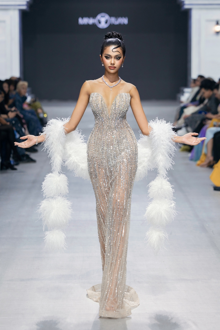 Vanessa Pulgarín hóa ‘nữ thần ánh sáng’ trong show diễn của Nguyễn Minh Tuấn - Ảnh 5.