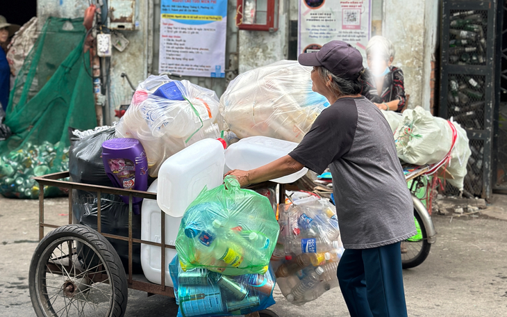 Học sinh biến mụn dừa, bã cà phê thành sản phẩm xanh - Ảnh 2.