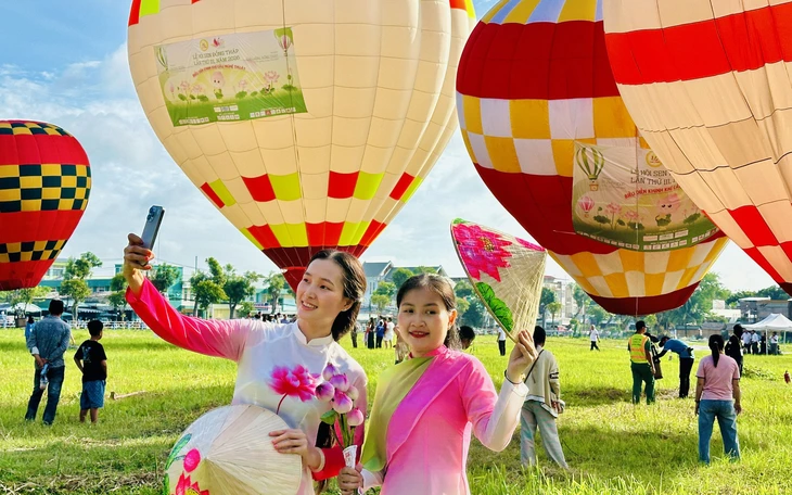 Đầu bếp chuyên nghiệp phục vụ tận tay món ăn sen làm níu chân du khách - Ảnh 5.