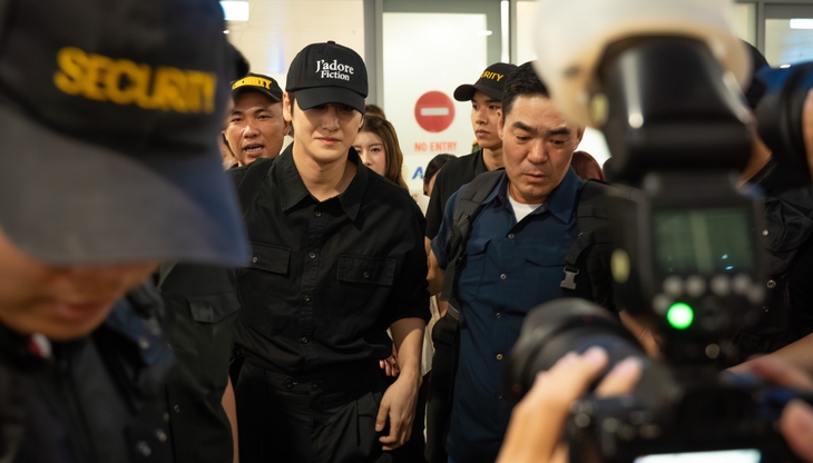 Fan Việt vây kín ‘oppa’ Kim Bum ở sân bay Nội Bài - Ảnh 1.
