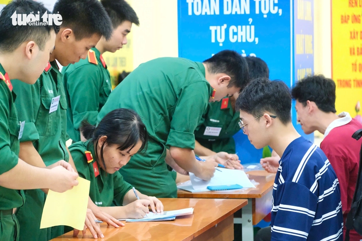 Gần 23.000 thí sinh thi đánh giá năng lực của Bộ Quốc phòng tìm suất vào 23 trường quân đội - Ảnh 3.