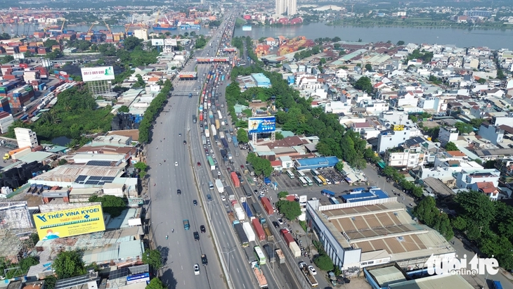 Quốc lộ 1 kẹt xe gần 5km khi xe tải lật chắn ngang đường trên cầu vượt Tân Vạn - Ảnh 3.