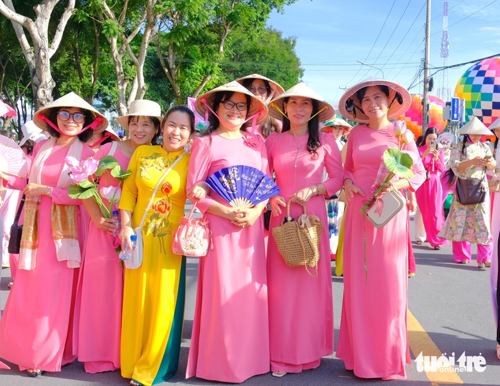 Người dân thích thú ngắm dù lượn, khinh khí cầu và xem diễu hành áo dài sen - Ảnh 4.