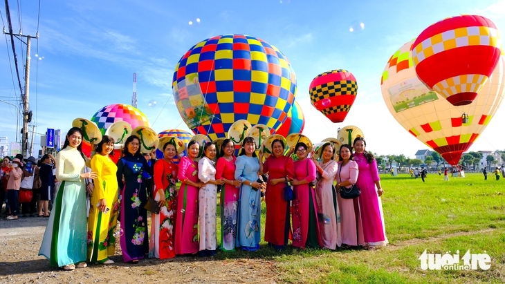 Người dân thích thú ngắm dù lượn, khinh khí cầu và xem diễu hành áo dài sen - Ảnh 5.