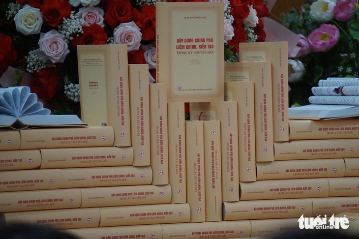 Nguyên Phó Thủ tướng Thường trực Chính phủ Nguyễn Hòa Bình ra mắt sách về xây dựng Chính phủ liêm chính, kiến tạo - Ảnh 3. Nguyên Phó Thủ tướng Thường trực Chính phủ Nguyễn Hòa Bình ra mắt sách về xây dựng Chính phủ liêm chính, kiến tạo - Ảnh 3.