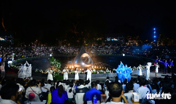 H’Hen Niê, Quyền Linh cùng 200 trẻ mồ côi thắp nến tưởng niệm nạn nhân COVID-19 - Ảnh 5. H’Hen Niê, Quyền Linh cùng 200 trẻ mồ côi thắp nến tưởng niệm nạn nhân COVID-19 - Ảnh 5.