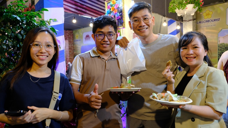Đầu bếp chuyên nghiệp phục vụ tận tay món ăn sen làm níu chân du khách - Ảnh 4.