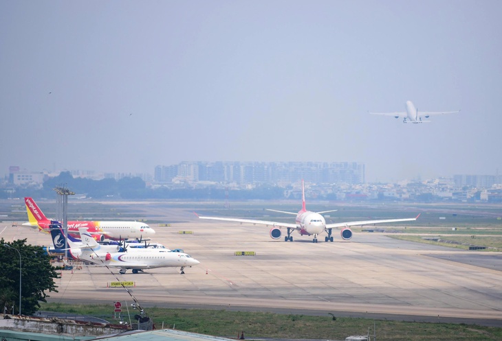 "Vật thể lạ" ở gần sân bay và khoảng trống ý thức - Ảnh 1.