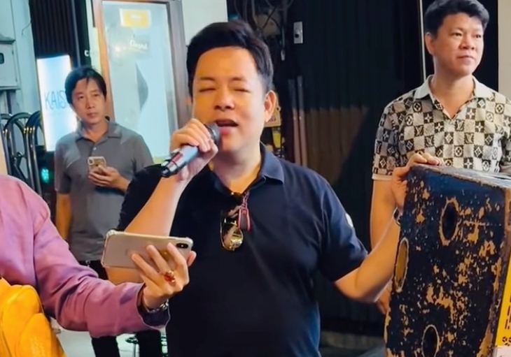 Quang Lê hát loa kẹo kéo ở đường phố gây sốt  - Ảnh 1.
