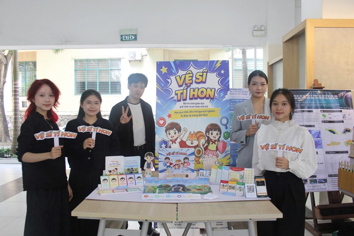 Sinh viên làm trò chơi giúp trẻ học cách phòng tránh xâm hại - Ảnh 2.