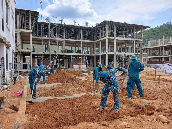 Bộ đội Quân chủng Phòng không - Không quân thần tốc xây trường nội trú biên giới Đà Nẵng - Ảnh 2.