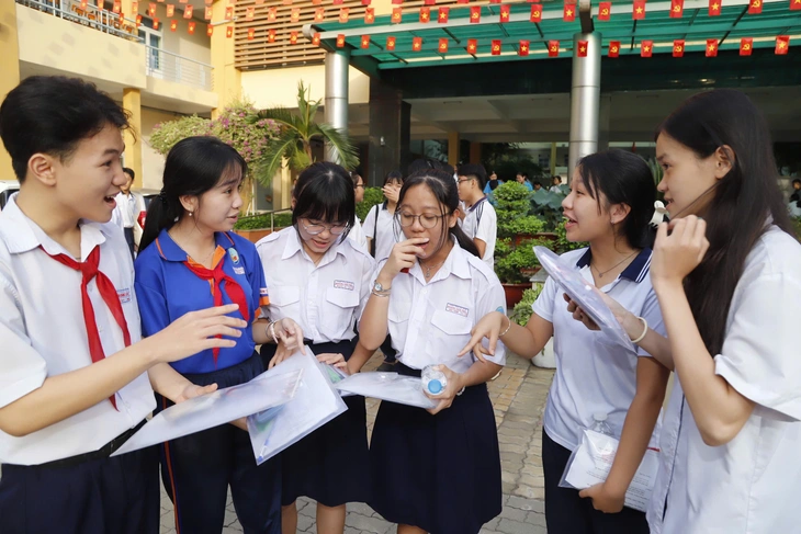 Ngày đầu thi vào lớp 10 ở TP.HCM: Thể hiện rõ tinh thần đổi mới - Ảnh 6. Ngày đầu thi vào lớp 10 ở TP.HCM: Thể hiện rõ tinh thần đổi mới - Ảnh 6.