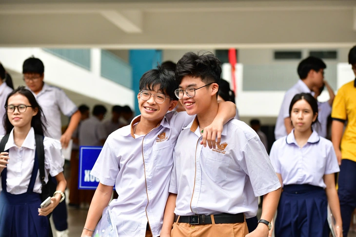 Đề thi môn toán tuyển sinh lớp 10 TP.HCM: Thí sinh nói vừa sức, giáo viên dự báo nhiều điểm khá - Ảnh 4.