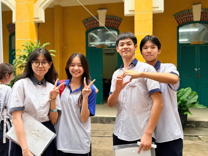 Đề thi môn toán tuyển sinh lớp 10 TP.HCM: Thí sinh nói vừa sức, giáo viên dự báo nhiều điểm khá - Ảnh 13.