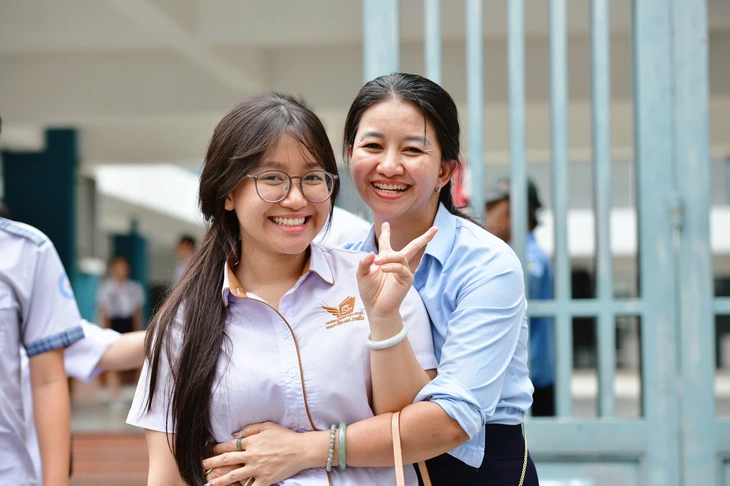 Đề thi môn toán tuyển sinh lớp 10 TP.HCM: Thí sinh nói vừa sức, giáo viên dự báo nhiều điểm khá - Ảnh 16.