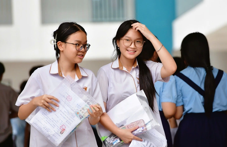 Đề thi môn toán tuyển sinh lớp 10 TP.HCM: Thí sinh nói vừa sức, giáo viên dự báo nhiều điểm khá - Ảnh 8.