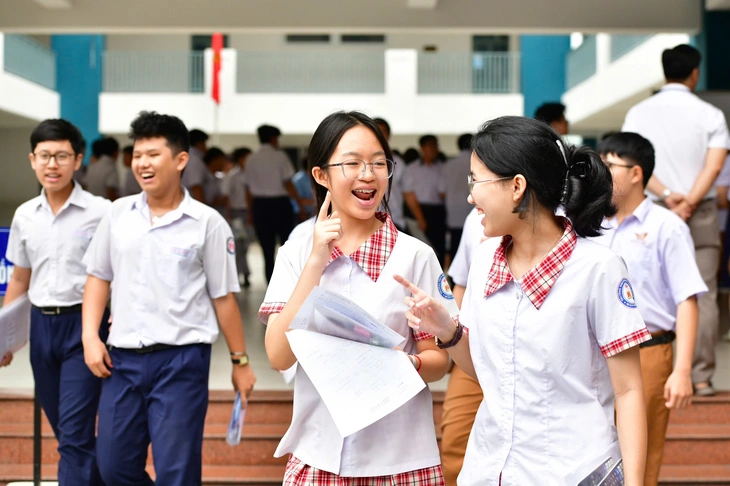 Đề thi môn toán tuyển sinh lớp 10 TP.HCM: Thí sinh nói vừa sức, giáo viên dự báo nhiều điểm khá - Ảnh 3.