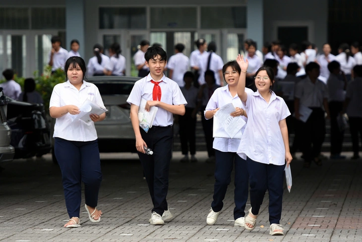 Đề thi môn toán tuyển sinh lớp 10 TP.HCM: Thí sinh nói vừa sức, giáo viên dự báo nhiều điểm khá - Ảnh 11.
