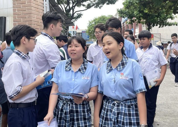 Đề thi môn toán tuyển sinh lớp 10 TP.HCM: Thí sinh nói vừa sức, giáo viên dự báo nhiều điểm khá - Ảnh 14.