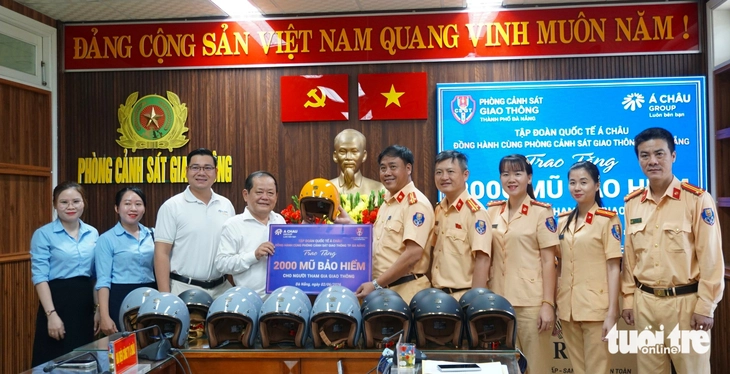 Người dân Đà Nẵng bất ngờ khi được CSGT dừng xe tặng mũ bảo hiểm xịn - Ảnh 1.