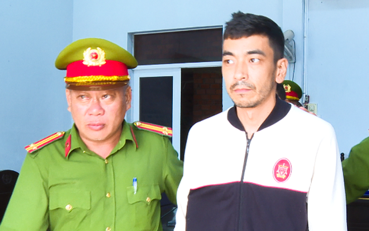 Khởi tố người nước ngoài đập phá quán cà phê giữa trung tâm Đà Nẵng - Ảnh 2.