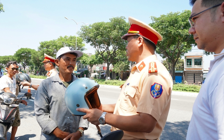 CSGT Đà Nẵng mở đường gần 20km giữa giờ cao điểm, đưa người bị hôn mê đi cấp cứu  - Ảnh 2.