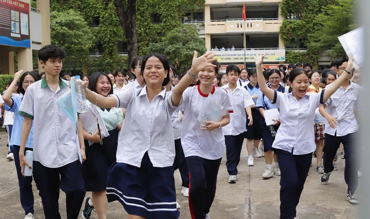 Ngày đầu thi vào lớp 10 ở TP.HCM: Thể hiện rõ tinh thần đổi mới - Ảnh 1. lớp 10 - Ảnh 2.
