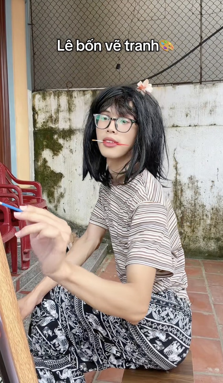 performative girl - Ảnh 1.