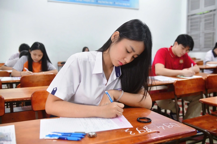 Ngày đầu thi vào lớp 10 ở TP.HCM: Thể hiện rõ tinh thần đổi mới - Ảnh 4. Ngày đầu thi vào lớp 10 ở TP.HCM: Thể hiện rõ tinh thần đổi mới - Ảnh 3.