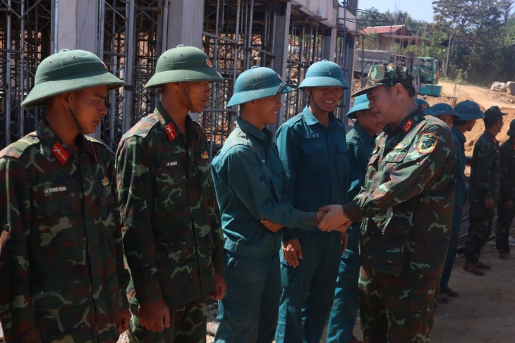 Đà Nẵng yêu cầu thi công '3 ca, 4 kíp' để kịp hoàn thành 6 trường nội trú vùng biên - Ảnh 2.