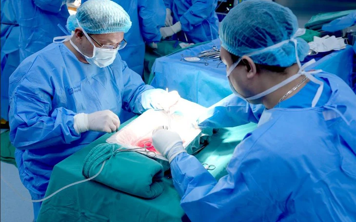 Nhờ chiến thuật 'nằm yên', bé trai bị chấn thương thận phải đã giữ được quả thận - Ảnh 2.