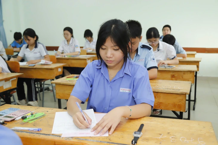 Đề thi môn toán tuyển sinh lớp 10 TP.HCM: Thí sinh nói vừa sức, giáo viên dự báo nhiều điểm khá - Ảnh 5.