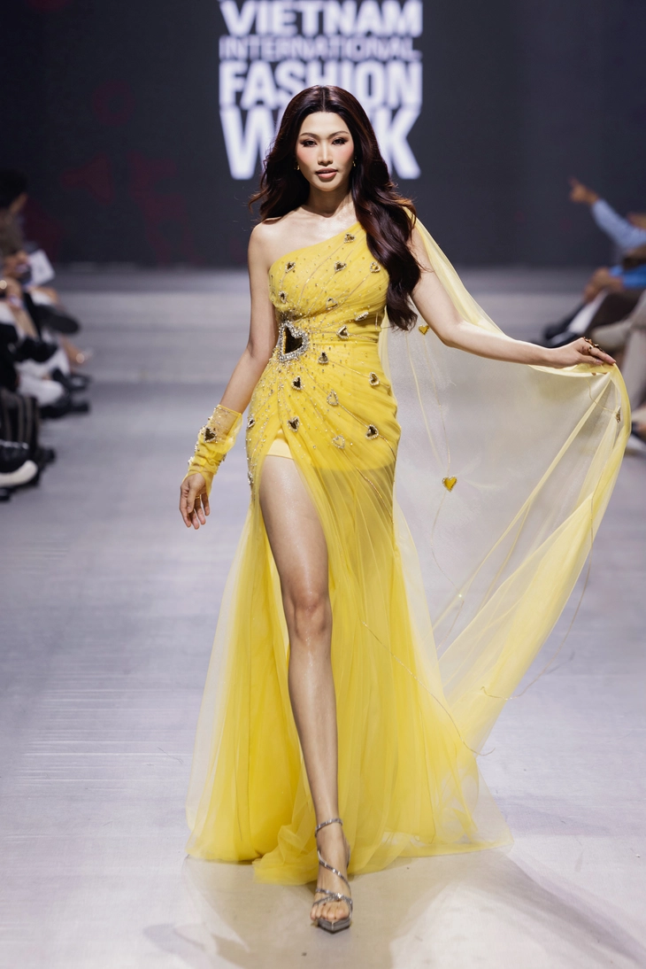 H’Hen Niê diễn kết màn show ‘trái tim vàng’ của Thảo Nguyễn - Ảnh 4. H’Hen Niê diễn kết màn show ‘trái tim vàng’ của Thảo Nguyễn - Ảnh 4.