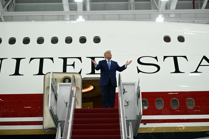 Ông Trump chính thức ra mắt chuyên cơ Không lực Một mới của Qatar tặng - Ảnh 1. Ông Trump chính thức ra mắt chuyên cơ Không lực một mới của Qatar tặng - Ảnh 1.