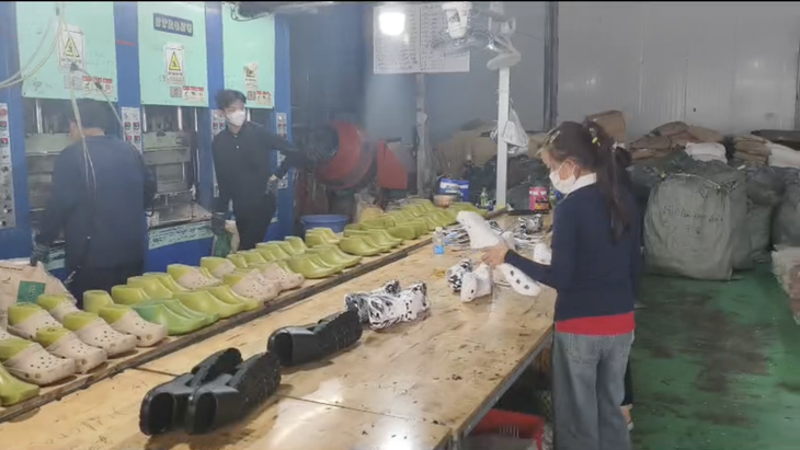Bắt giám đốc sản xuất dép Crocs giả ở Dĩ An: Đường dây xâm phạm sở hữu trí tuệ lớn - Ảnh 3.