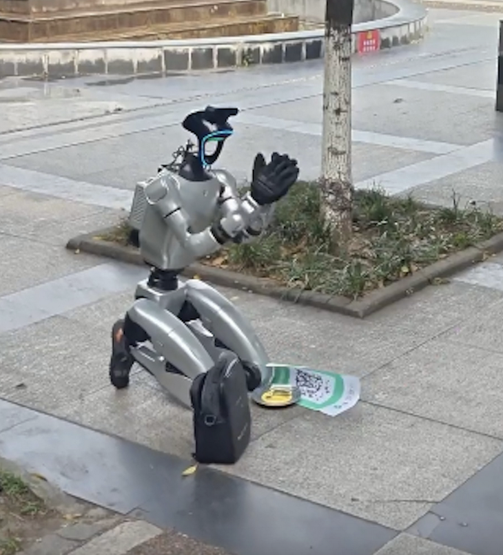 Quá lắm rồi, 'robot ăn xin' bất ngờ xuất hiện trên đường phố Trung Quốc - Ảnh 2.