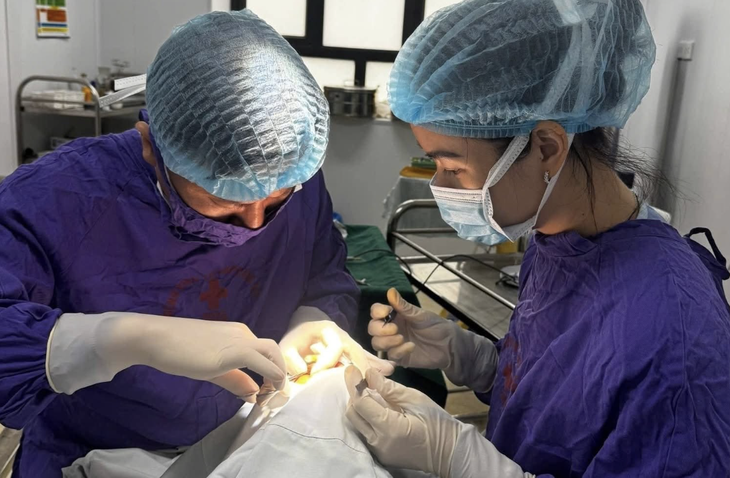 Quả cầu lông đập trúng mắt gây dập nhãn cầu, nguy cơ mất thị lực - Ảnh 1. Quả cầu lông đập trúng mắt gây dập nhãn cầu, nguy cơ mất thị lực - Ảnh 1.