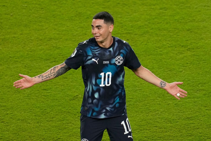 Xuất hiện cầu thủ đầu tiên nhận thẻ đỏ vì lỗi dùng tay che miệng tại World Cup 2026 - Ảnh 1.
